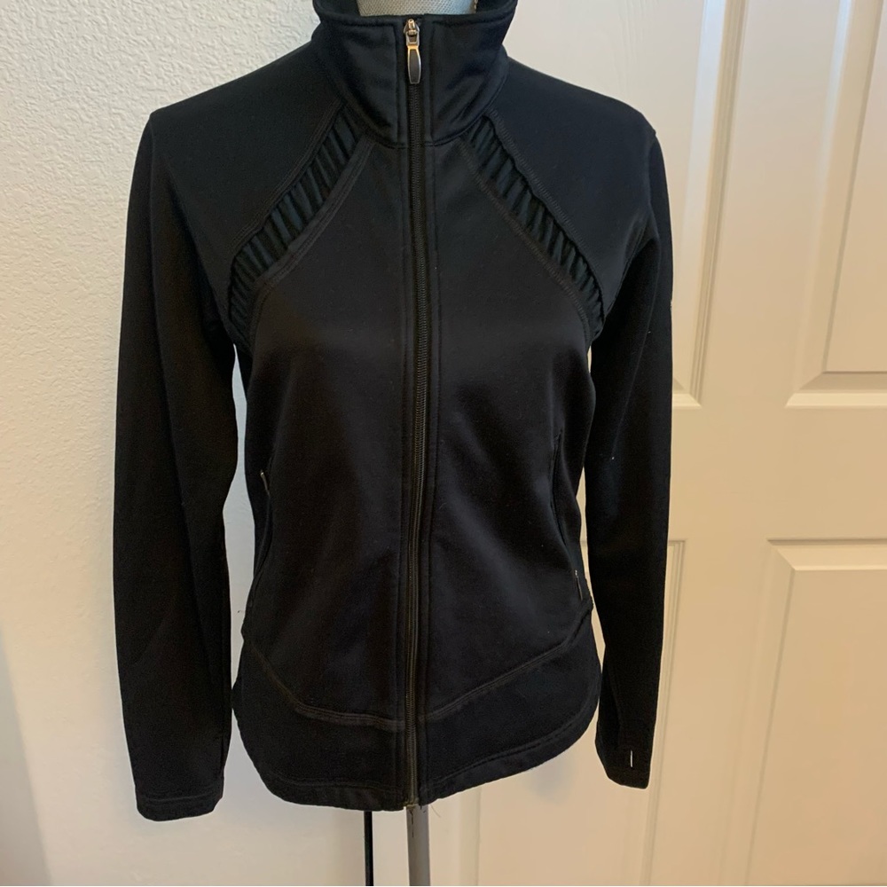 COLUMBIA Titanium black nylon jacket size M with thumb holes and touching decor